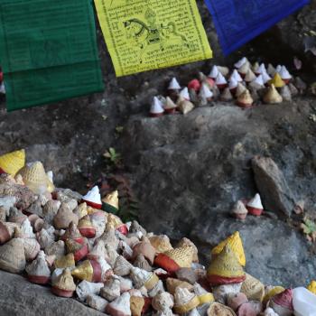 Pilger hinterlassen kleine Stupas mit ihren Wünsche am Wegesrand - (c) Christine Kroll