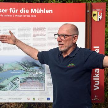 Der Geschäftsführer des Geopark Vulkaneifel hat viel zum Vulkanismus zu erzählen - (c) Jörg Berghoff