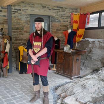 Einen Ausflug ins Mittelalter kann man auf der Niederburg Manderscheid unternehmen - (c) Jörg Berghoff