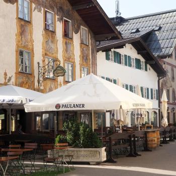 Die Innenstadt von Mittenwald lädt zum Schlendern und Einkehren ein - (c) Jörg Bornmann
