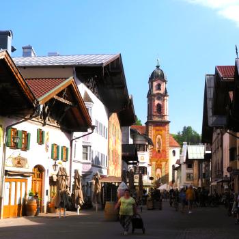 Die Fußgängerzone in Mittenwald ist bereits am Vormittag von Einheimischen und Touristen belebt - (c) Jörg Bornmann