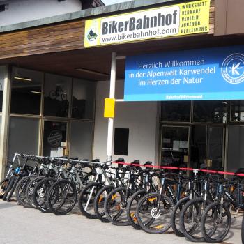 Mit der Werdenfelsbahn kann man Mittenwald gut erreichen und kann sich bei Bedarf direkt am Bahnhof ein Fahrrad leihen - (c) Jörg Bornmann