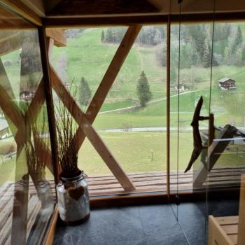 Urlaub auf dem Bauernhof, der Rote Hahn in Südtirol - Der Blick vom Wellnessbereich im Oberhausgut im Ultental - (c) Detlef Düring