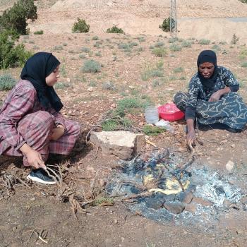 Manchmal gibt es sogar Mittags frisches Brot direkt aus dem Lagerfeuer - (c) Christine Kroll