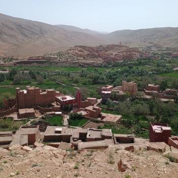 Von der Terrasse der Kasbah blickt man über das Dorf mit seinen Feldern - (c) Christine Kroll