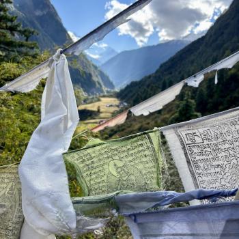 Überall wehen Gebetsfahnen im Wind - (c) Christine Kroll