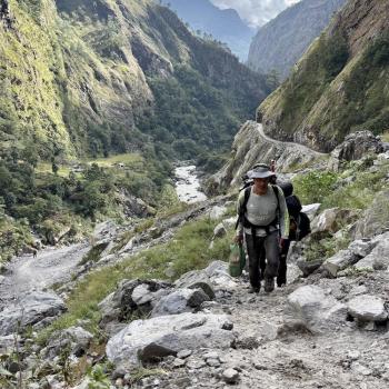 Der Weg führt immer am Budhi Gandaki River entlang - (c) Christine Kroll