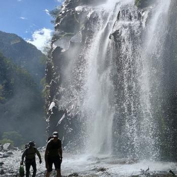 Etliche Wasserfälle gehen direkt auf den Weg nieder - (c) Christine Kroll