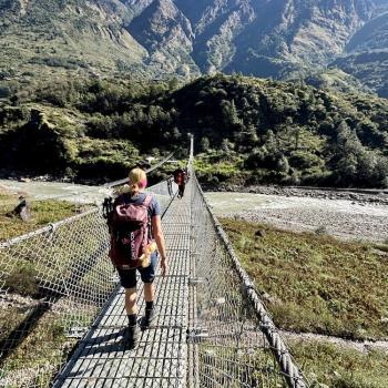 Laufend müssen die charakteristsichen Hängebrücken gequert werden - (c) Christine Kroll