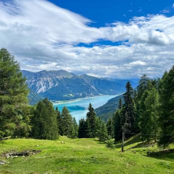 Auf dem Weitwanderweg von Garmisch nach Meran kann man immer wieder wunderbare Aussichten genießen, wie hier auf den Rechensee