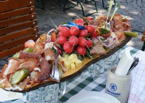 München Biergarten Oberbayern Brotzeitbrett München Biergarten Oberbayern Brotzeitbrett