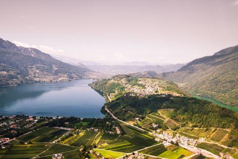 Blick über die beiden Seen Lago di Caldonazzo (links) und Lago di Levico (rechts) - (c) Storytravelers TVB Valsugana Lagorai