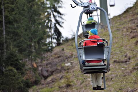 In dem nostalgischen Einer-Sessellift schwebt man angemessen gemächlich hoch von Kufstein in die Bergwelt des Kaisergebirges - (c) Gabi Vögele In dem nostalgischen Einer-Sessellift schwebt man angemessen gemächlich hoch von Kufstein in die Bergwelt des Kaisergebirges - (c) Gabi Vögele