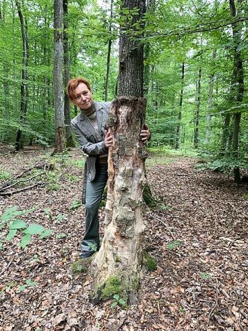Viola Beier-Brunner ist eine, der speziell für das „Liebliche Taubertal“, in Zusammenarbeit mit der „Deutschen Akademie für Waldbaden“ in Landau, ausgebildete Waldbadebegleiterin - Marianne Riermeier Viola Beier-Brunner ist eine, der speziell für das „Liebliche Taubertal“, in Zusammenarbeit mit der „Deutschen Akademie für Waldbaden“ in Landau, ausgebildete Waldbadebegleiterin - Marianne Riermeier