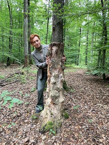 Viola Beier-Brunner ist eine, der speziell für das „Liebliche Taubertal“, in Zusammenarbeit mit der „Deutschen Akademie für Waldbaden“ in Landau, ausgebildete Waldbadebegleiterin - Marianne Riermeier