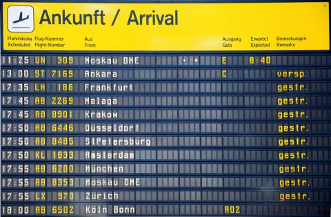 Die Anzeigentafel am Flughafen Tegel in Berlin am 16. April 2010