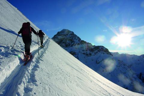 Hangquerung bei einer Skitour im Kleinwalsertal Hangquerung bei einer Skitour im Kleinwalsertal