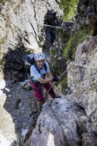 Klettern in Osttirol - Der neu angelegte Klettersteig „Verborgene Welt“ ist ein besonders cooles Erlebnis für Familien: Vier Seilbrücken führen entlang der Galitzenklamm an tosenden Wasserfällen vorbei - (c) Osttirol Werbung