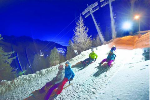 Abfahrt mit dem Rodel bei Nacht im Stubaital