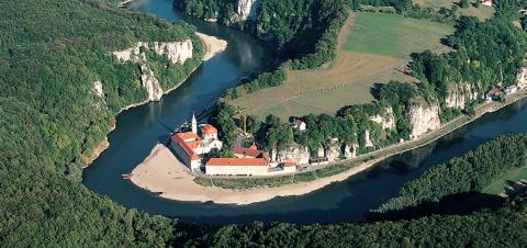 Zum Kloster Weltenburg am Donaudurchbruch