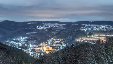 Weiße Wanderwege auf den Top Trails in den schönsten Regionen Deutschlands - Ausblick auf das Weihnachtsdorf Waldbreitbach - (c) Andreas Pacek Weiße Wanderwege auf den Top Trails in den schönsten Regionen Deutschlands - Ausblick auf das Weihnachtsdorf Waldbreitbach - (c) Andreas Pacek