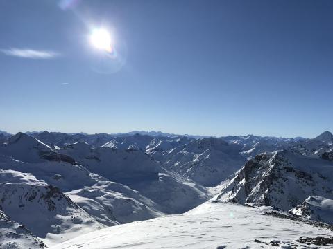 Das Panorama von der Breiten Krone reicht weit in die umliegende Bergwelt - (c) Christine Kroll