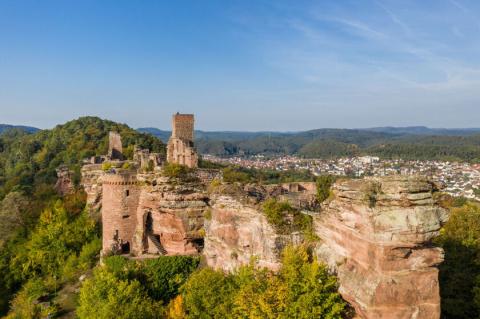 Prägnante Weine bei „warmweichen Riesen“ Roter und Gelber Buntsandstein im Pfälzer Weinland - (c) Rheinland-Pfalz Tourismus GmbH