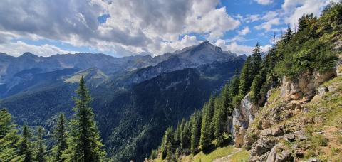 Geh 7 – Die Gipfel der Genüsse, die Zugspitzregion rockt - Bergpanorama mit Alpspitze - (c) Susanne Wess Geh 7 – Die Gipfel der Genüsse, die Zugspitzregion rockt - Bergpanorama mit Alpspitze - (c) Susanne Wess