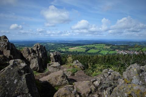 GipfelTour Schotten - Diese Tour führt über Bergwiesen und Wälder auf 4 Gipfel im Oberwald - <a href="https://www.wanderfreak.de/wandern-im-vogelsberg-die-gipfeltour-schotten" target="_blank">zur Beschreibung der Wandertour</a> - (c) Gabi Vögele