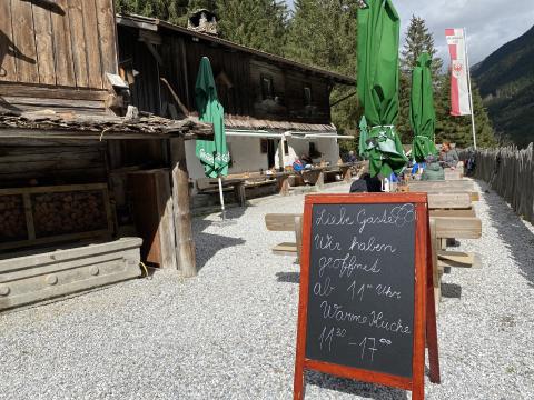 Die Tschangelair Alm, eine Bergidylle, die nur durch die Speisekarte getoppt wird - (c) Gabi Dräger