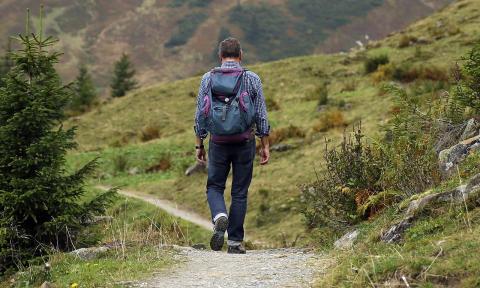 Wandern ist nicht nur eine herrliche Art sich sportlich zu betätigen und das in jedem Alter, sondern fördert auch die Gesundheit. Infos zur Ausrüstung - (c)  Hermann Traub auf Pixabay