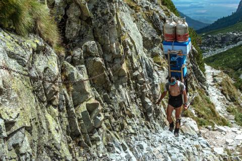 Unter der Last, getragen mit der Leichtigkeit der Freiheit - die Sherpas der Hohen Tatra (Slowakei) - (c) Pascal Tournaire Unter der Last, getragen mit der Leichtigkeit der Freiheit - die Sherpas der Hohen Tatra (Slowakei) - (c) Pascal Tournaire